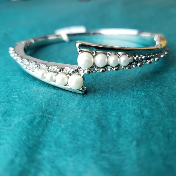 2/25$ NWT Charter faux pearls silver tone bracelet - Picture 5 of 6